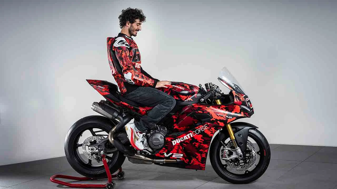 Aly Goni Akhirnya Beli Ducati Panigale V2: 9 Potret Menggoda yang Membuat Fans Terpukau