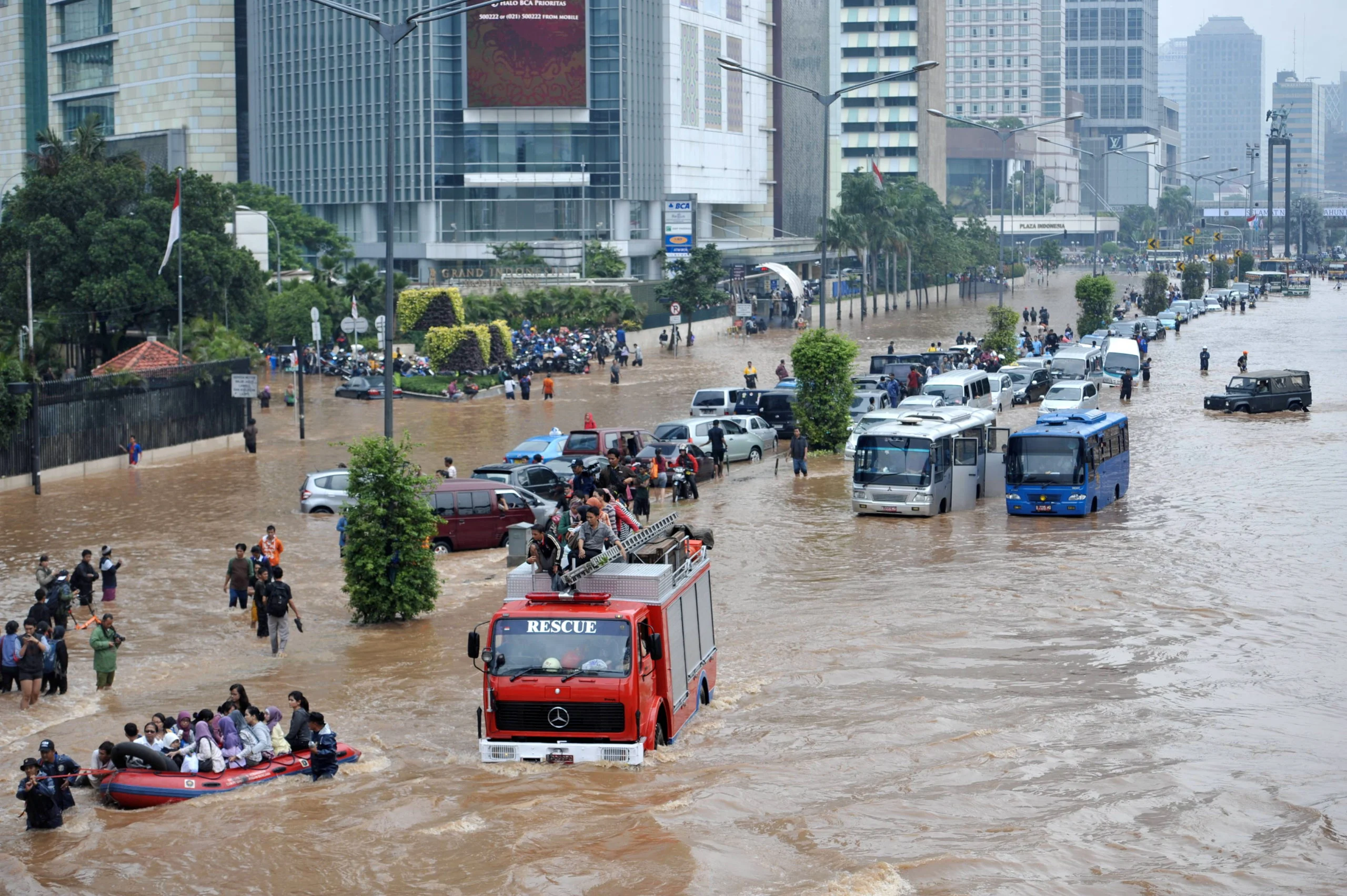 Cuaca Jakarta Hari Ini: Hujan Ringan Hingga Petir, Waspadai Banjir di Seluruh Kota