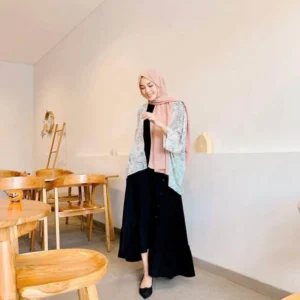 Gaya Modis Medina Dina di Barcelona: 8 Potret Memukau yang Bikin Kamu Iri!