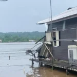 Kapal Tongkang Tabrak Rumah Apung di Sungai Mahakam, Insiden Viral Ini Memicu Pengawasan Arus di Jalur Transportasi Kalimantan
