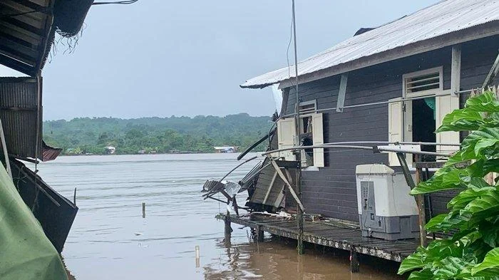 Kapal Tongkang Tabrak Rumah Apung di Sungai Mahakam, Insiden Viral Ini Memicu Pengawasan Arus di Jalur Transportasi Kalimantan