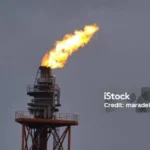 Kilat Api di Haifa: Rudal Iran Membakar Kilang Minyak, Asap Hitam Membumbung Tinggi