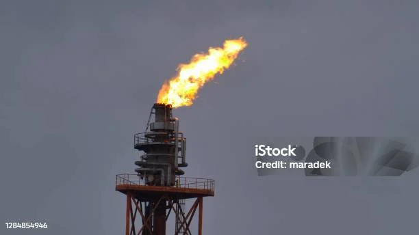 Kilat Api di Haifa: Rudal Iran Membakar Kilang Minyak, Asap Hitam Membumbung Tinggi