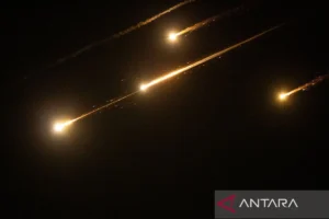 Rudal Iran Menggempur Kilang Minyak Haifa: Api Menyulut Langit Hitam, Israel Pastikan Stok Bahan Bakar Tetap Aman