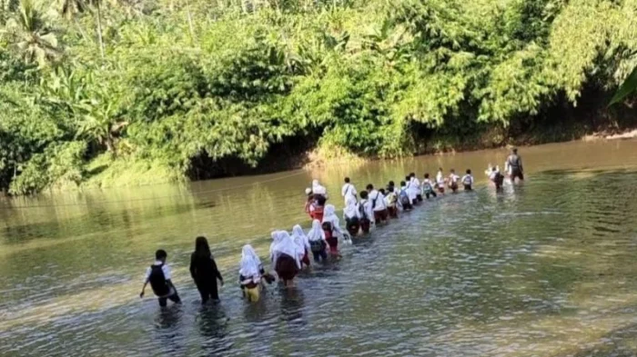 Aksi Berani atau Gegabah? Video Siswa Medan Menyebrangi Sungai Deli lewat Pipa Air Jadi Perbincangan Nasional