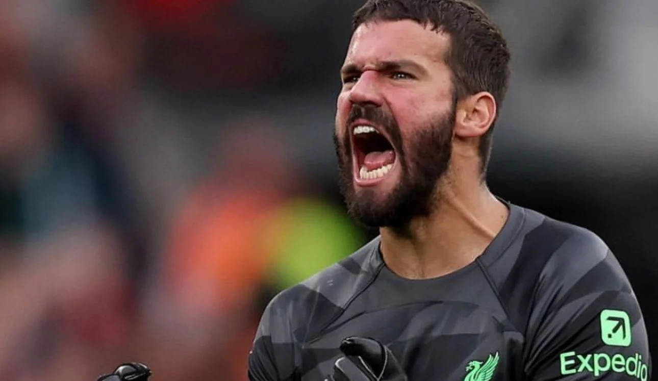 Alisson Peluk Kiper Woodman: Apa yang Menanti Sang Penjaga Gawang di Liverpool?