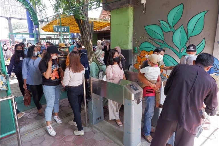 Antrean Panjang Aldi's Burger Pecah Rekor: Rahasia Konten Unik dan Self‑Selling yang Membuat Warga Terpikat