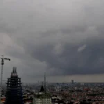 Awan Tebal Menyelimuti Jabodetabek: Prediksi BMKG Hari Ini Bikin Warga Siapkan Payung!