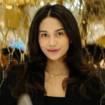 Azizah Salsha Memukau di Palais Garnier: Elegansi Mode Bertemu Keindahan Arsitektur Paris