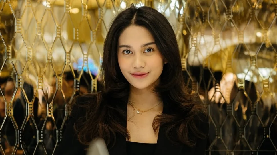 Azizah Salsha Memukau di Palais Garnier: Elegansi Mode Bertemu Keindahan Arsitektur Paris