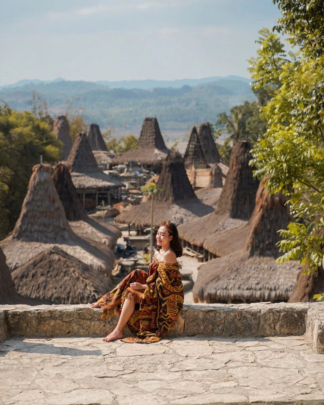 Bella Graceva Goyang Sumba! 9 Foto Eksklusif Liburan ke Kampung Adat yang Memukau