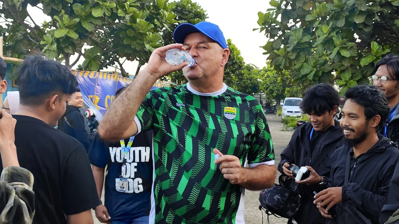 Bojan Hodak Keluarkan Alarm: Persib Harus Waspada Hadapi Dewa United di Pekan Krusial