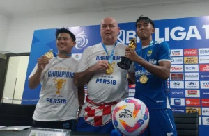 Bojan Hodak Tegaskan Persib Tidak Terlalu Membebani Diri, Gelar Juara Tetap Menanti di Pekan Terakhir