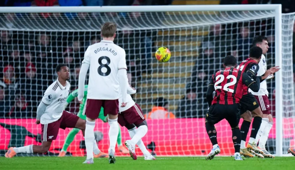 Bournemouth Mengguncang Arsenal: Junior Kroupi Cetak Gol Penentu di Emirates, Sementara Liverpool dan Fulham Siap Bertarung di Anfield