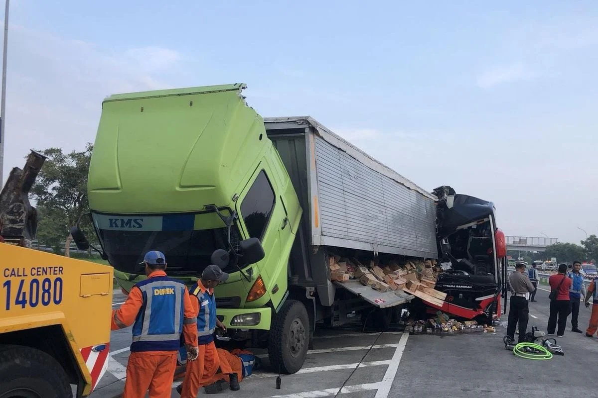 Bus Antarkota Tabrak Truk Pakan Ayam di Tol Gempol-Pasuruan, 12 Penumpang Luka, 5 Diantarkan ke ICU