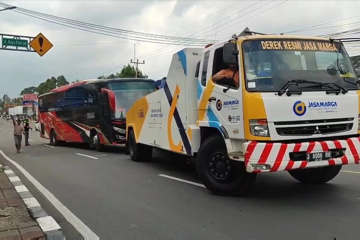 Bus Pariwisata Mogok di Tanjakan Gombel Semarang, Langsung Diderek Petugas: Penanganan Cepat Hindari Kemacetan