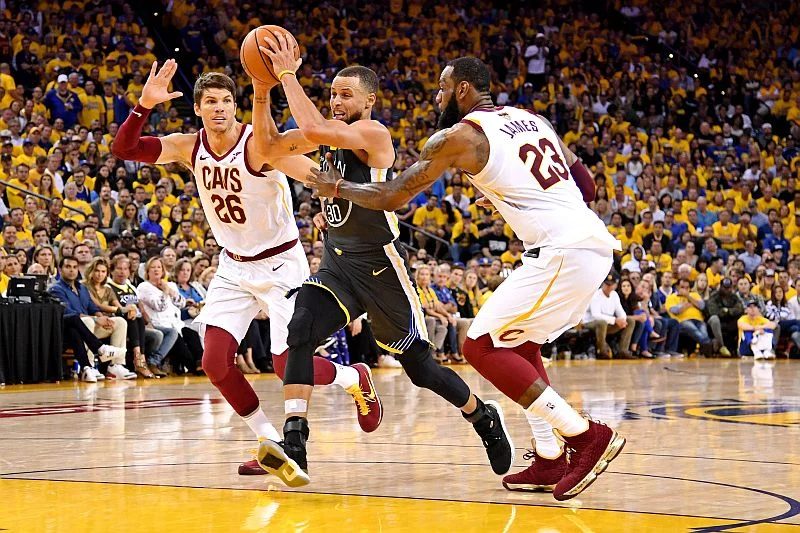 Cavaliers Gigit Kemenangan Tipis 118-111, Curry Masih Ditahan Sakit Lutut