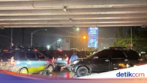 CCTV Ungkap Banjir Memicu Macet Hebat di Palembang: Jalanan Terendam, Pengendara Panik