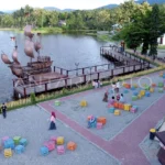 Danau Perintis Memikat Wisatawan: Panorama Memukau & Perahu Ikonik yang Jadi Magnet Foto
