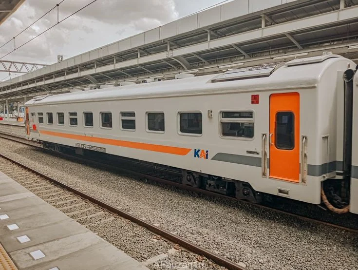 Dari Gerbong Kereta Api ke Persebaya Academy: 4 Jam Perjuangan Erlangga Menembus Mimpi Profesional