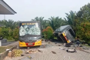 Drama Angkot Melanggar Arah Berujung Mobil Rusak, Polisi Fasilitasi Damai di Bandung