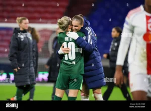 Drama di Paris: OL Lyonnes Hancurkan VfL Wolfsburg 4-0 dan Lolos ke Semifinal!
