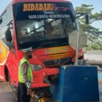 Drama Evakuasi Penumpang Minibus Terjepit di Bojonegoro: Kejadian Mengguncang Jalan Tol