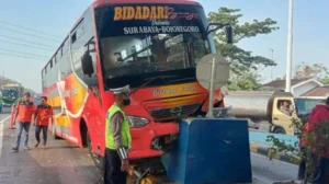 Drama Evakuasi Penumpang Minibus Terjepit di Bojonegoro: Kejadian Mengguncang Jalan Tol