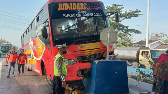 Drama Evakuasi Penumpang Minibus Terjepit di Bojonegoro: Kejadian Mengguncang Jalan Tol