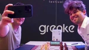 Drama Selfie di Grenke Chess Festival: Magnus Carlsen Minta HP Lawan Dirampas, Fans Heboh