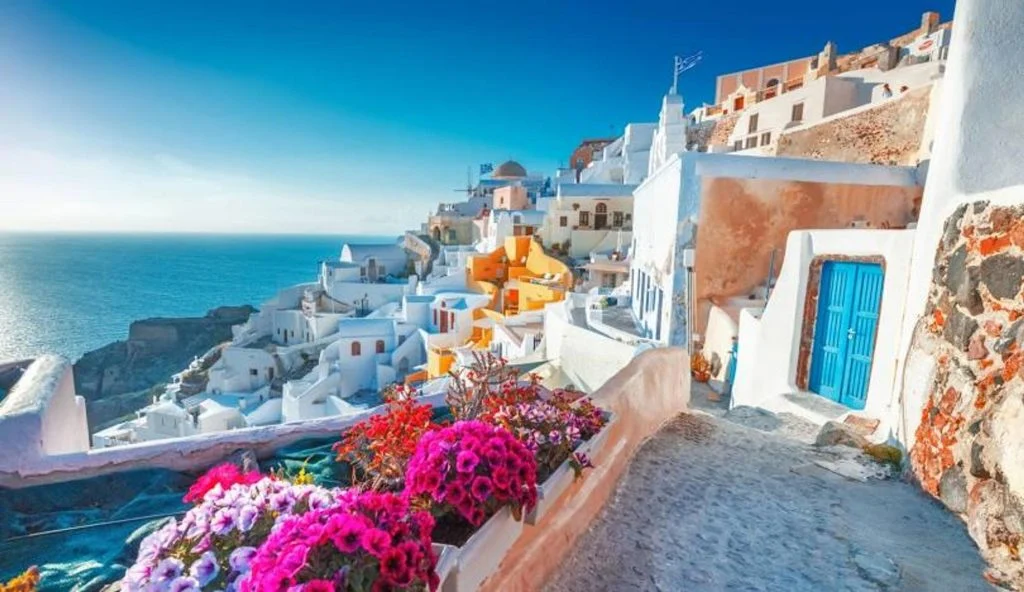 Eksklusif: 10 Foto Angel Karamoy Menikmati Keindahan Santorini yang Memukau