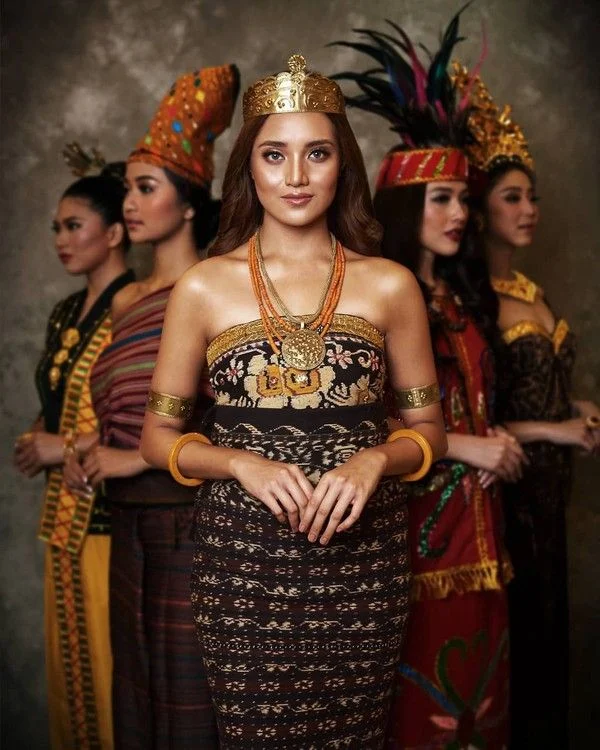 Glamor di Red Carpet: 7 Finalis Puteri Indonesia 2026 Memukau dengan Busana Tradisional