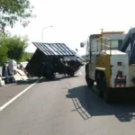 Gran Max Hantam Truk Pecah Ban di Tol Semarang, Sopir Tewas Seketika – Tragedi Lalu Lintas Menggemparkan Jawa Tengah