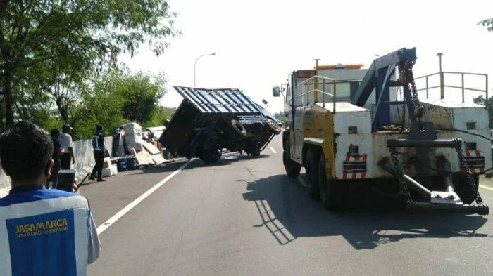 Gran Max Hantam Truk Pecah Ban di Tol Semarang, Sopir Tewas Seketika – Tragedi Lalu Lintas Menggemparkan Jawa Tengah