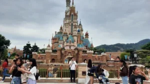 Hong Kong Guncang Dunia: Dari ICT Awards ke Penurunan Laba Disneyland, Inovasi Pendidikan dan Langkah Finansial Besar