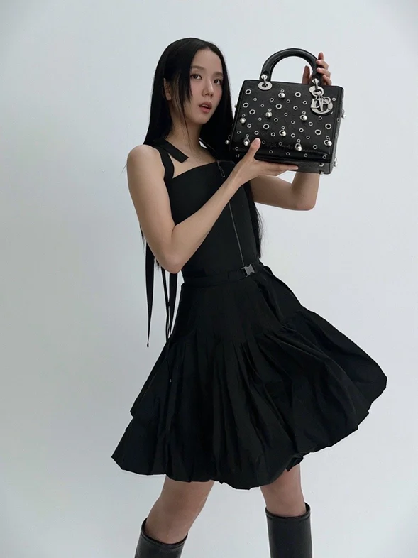 Jisoo BLACKPINK Hadirkan Kejutan Tas Dior Mewah untuk Seluruh Staf Blissoo, Gaya Kepemimpinan yang Menginspirasi