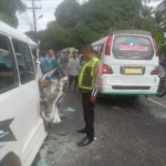 Kecelakaan di Jalan: Sopir Angkot dan Travel Bertabrakan, Penyelesaian Damai Jadi Sorotan