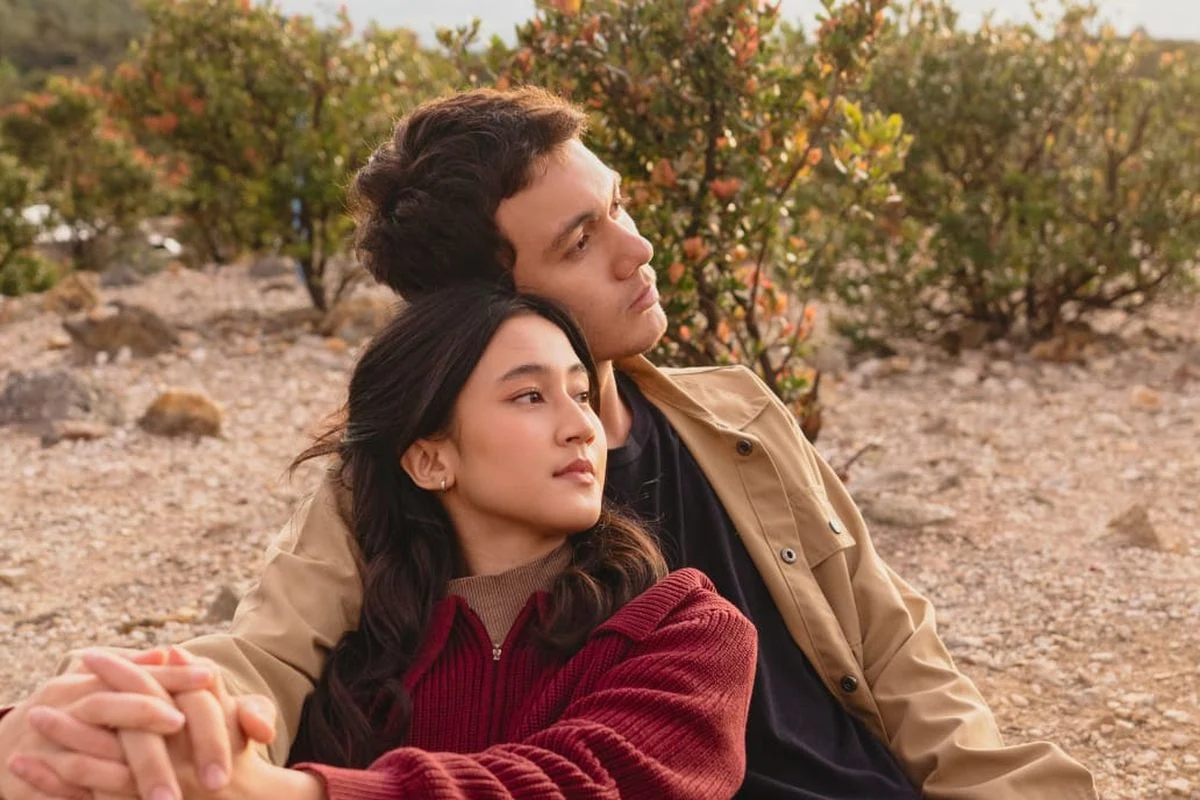 Keisya Levronka dan Nyoman Paul Taklukkan Gunung Prau: 9 Foto Memukau yang Bikin Netizen Terpukau