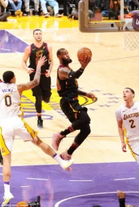 Lakers Tundukkan Cavaliers 127-113, LeBron James Tunjukkan Dominasi dengan Chasedown Block dan Spekulasi Trade Besar Mengguncang NBA