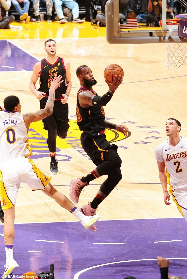 Lakers Tundukkan Cavaliers 127-113, LeBron James Tunjukkan Dominasi dengan Chasedown Block dan Spekulasi Trade Besar Mengguncang NBA