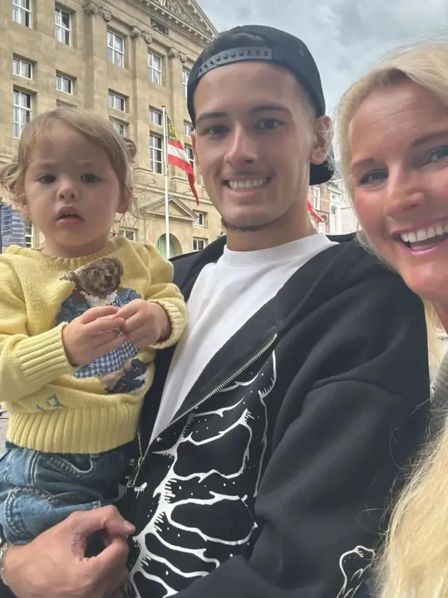 Liburan Musim Semi: Jennifer Coppen, Kamari, dan Justin Hubner Rayakan Cinta di Paris