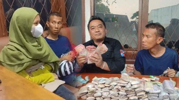 Menabung Rp50 Ribu Sehari, Penjual Rujak 62 Tahun dari Cirebon Akhirnya Bisa Naik Haji