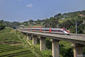 Mengapa Pemerintah Harus Campur Tangan Selesaikan Utang Whoosh: Kunci Keberlanjutan Kereta Cepat Jakarta‑Bandung