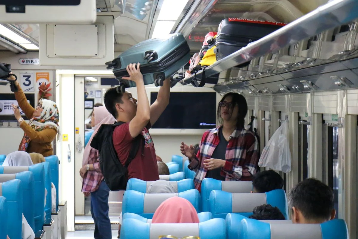 Mengejar Mimpi di Rel Kereta: Perjalanan 4 Jam Erlangga dari Gerbong ke Persebaya Academy