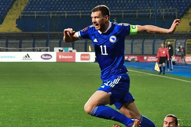 Mengejutkan! Dzeko Ungkap Cedera Bahu Jadi Kunci Takdir Bosnia di Piala Dunia