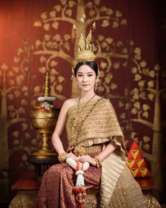 Mengenal Lebih Dekat: 10 Potret Memukau Anwar Sanjaya dalam Chut Thai Berwarna Emas di Wat Pho!