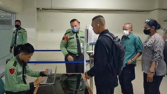 Menguak Keamanan Ultra Ketat di Gudang Motor MBG Sentul: Pagar Digembok, Wartawan Dilarang Masuk