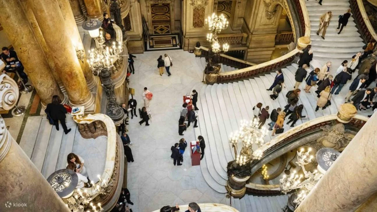 Mengungkap Keanggunan Azizah Salsha di Palais Garnier: 8 Foto Memukau yang Bikin Paris Semakin Megah!