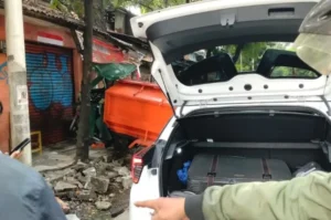 Misteri Mobil Mewah Ngebut Hantam Rumah di Binjai: Sopir Luka Parah, Bangunan Hancur