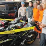 Nekat! Pria di Jember Coba Beli Motor Sport Pakai Uang Mainan, Nyaris Dikeroyok Warga